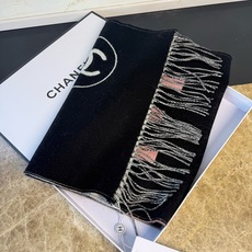 🆕Chanel · 香奈兒新品圍巾,這條必須推 雖然是25C吊牌,但25P開始之後這條才進櫃 有多種顏色可挑 首推粉色這 🆕Chanel · 香奈兒新品圍巾,這條必須推 雖然是25C吊牌,但25P開始之後這條才進櫃 有多種顏色可挑 首推粉色這