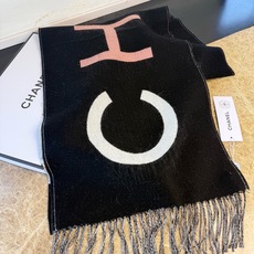 🆕Chanel · 香奈兒新品圍巾,這條必須推 雖然是25C吊牌,但25P開始之後這條才進櫃 有多種顏色可挑 首推粉色這 🆕Chanel · 香奈兒新品圍巾,這條必須推 雖然是25C吊牌,但25P開始之後這條才進櫃 有多種顏色可挑 首推粉色這