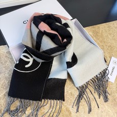 🆕Chanel · 香奈兒新品圍巾,這條必須推 雖然是25C吊牌,但25P開始之後這條才進櫃 有多種顏色可挑 首推粉色這 🆕Chanel · 香奈兒新品圍巾,這條必須推 雖然是25C吊牌,但25P開始之後這條才進櫃 有多種顏色可挑 首推粉色這