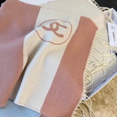 🆕Chanel · 香奈兒新品圍巾,這條必須推 雖然是25C吊牌,但25P開始之後這條才進櫃 有多種顏色可挑 首推粉色這 🆕Chanel · 香奈兒新品圍巾,這條必須推 雖然是25C吊牌,但25P開始之後這條才進櫃 有多種顏色可挑 首推粉色這