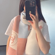 🆕Chanel · 香奈兒新品圍巾,這條必須推 雖然是25C吊牌,但25P開始之後這條才進櫃 有多種顏色可挑 首推粉色這 🆕Chanel · 香奈兒新品圍巾,這條必須推 雖然是25C吊牌,但25P開始之後這條才進櫃 有多種顏色可挑 首推粉色這