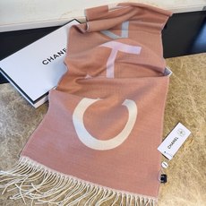 🆕Chanel · 香奈兒新品圍巾,這條必須推 雖然是25C吊牌,但25P開始之後這條才進櫃 有多種顏色可挑 首推粉色這 🆕Chanel · 香奈兒新品圍巾,這條必須推 雖然是25C吊牌,但25P開始之後這條才進櫃 有多種顏色可挑 首推粉色這