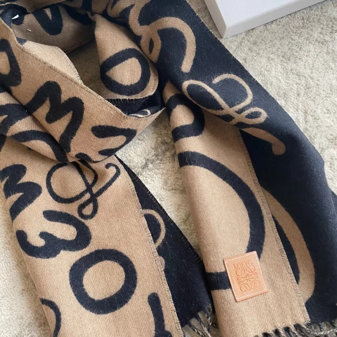 🆕Loewe · 罗意威涂鸦款双面围巾，男女同款。loewe超美新款围巾！超级推荐入手！超难买哦！原单品质好货，甩市场货