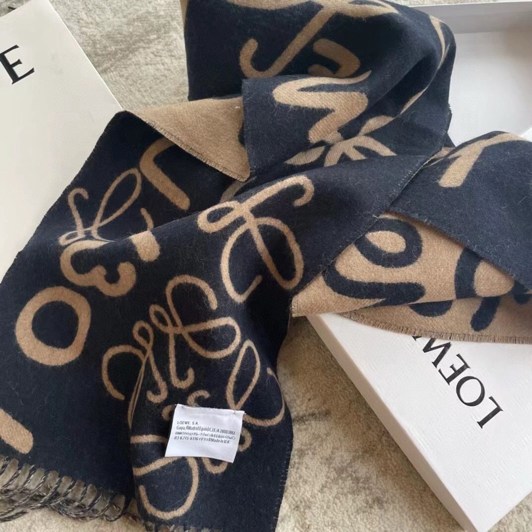 🆕Loewe · 罗意威涂鸦款双面围巾，男女同款。loewe超美新款围巾！超级推荐入手！超难买哦！原单品质好货，甩市场货