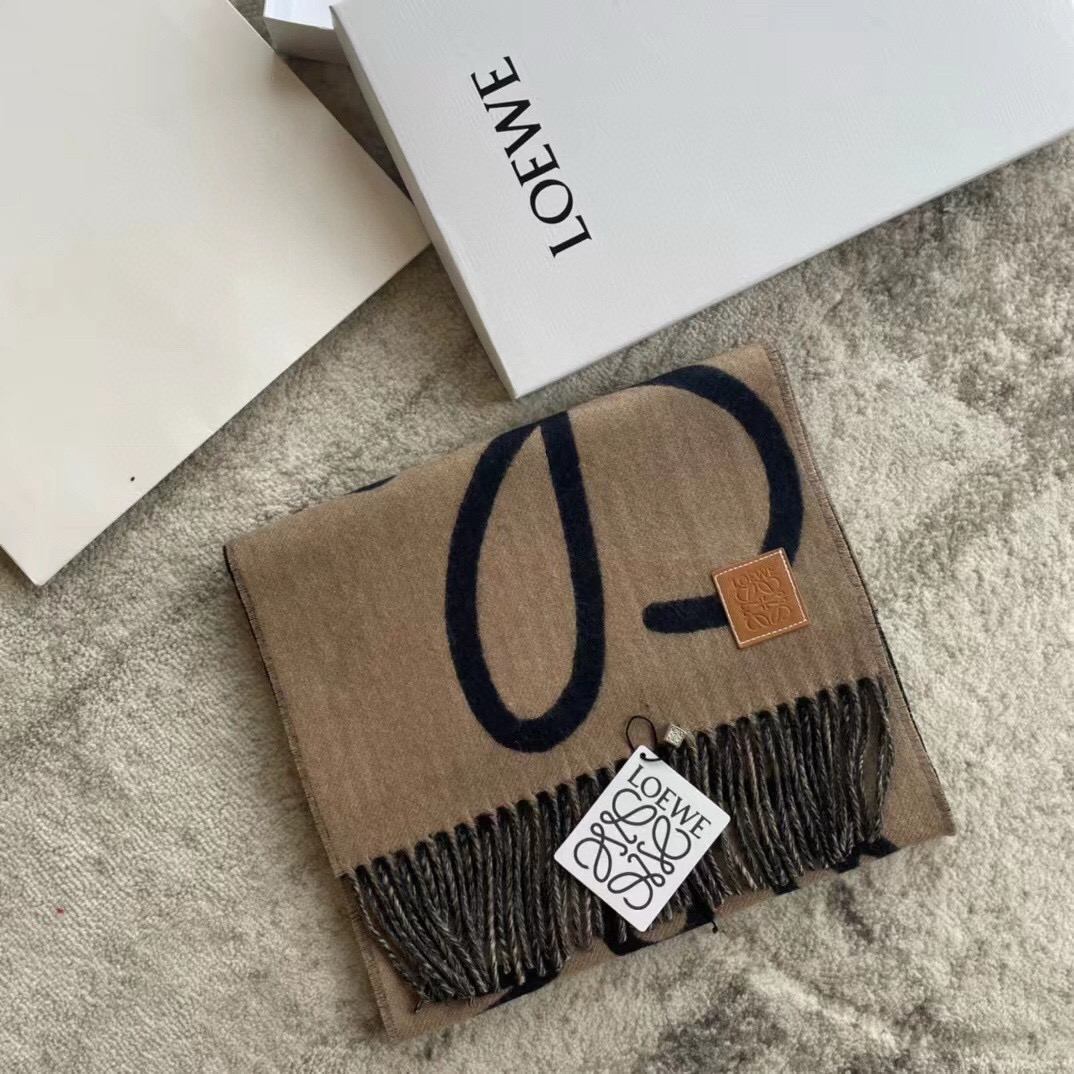🆕Loewe · 罗意威涂鸦款双面围巾，男女同款。loewe超美新款围巾！超级推荐入手！超难买哦！原单品质好货，甩市场货