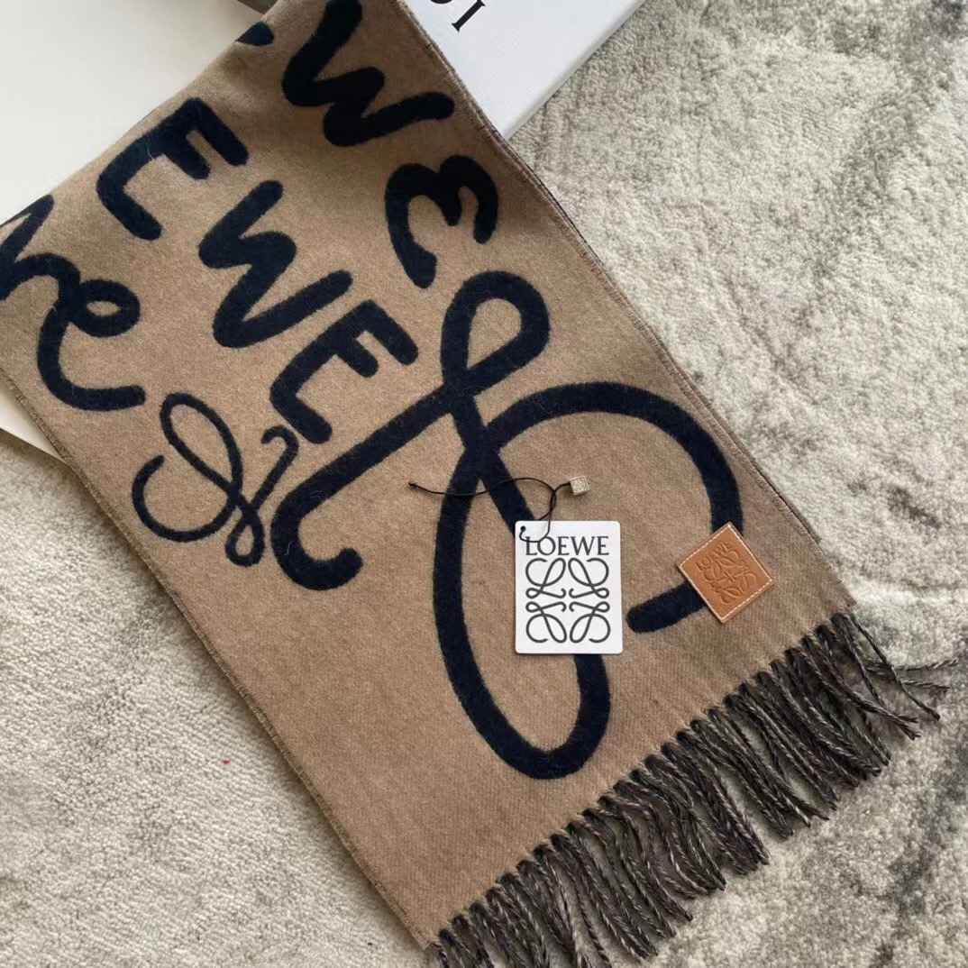 🆕Loewe · 罗意威涂鸦款双面围巾，男女同款。loewe超美新款围巾！超级推荐入手！超难买哦！原单品质好货，甩市场货