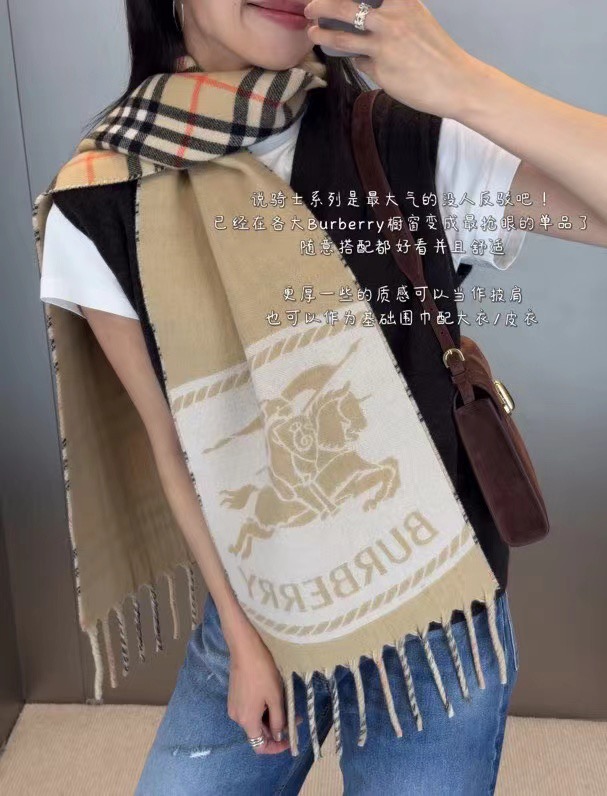 🆕𝐁𝐔𝐑𝐁𝐄𝐑𝐑𝐘 • 𝟐𝟔ꫛꫀꪝ【骑士印章双面围巾】一巾两戴,双面精彩:一面为品牌标志性经典格纹,演绎永恒英伦风;另一 🆕𝐁𝐔𝐑𝐁𝐄𝐑𝐑𝐘 • 𝟐𝟔ꫛꫀꪝ【骑士印章双面围巾】一巾两戴,双面精彩:一面为品牌标志性经典格纹,演绎永恒英伦风;另一