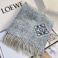 🆕高版植绒版本 · LOEWE罗意威新款最火围巾,双面羊毛和羊绒围巾,角落饰有 Anagram 簇绒刺绣Logo,点缀双 🆕高版植绒版本 · LOEWE罗意威新款最火围巾,双面羊毛和羊绒围巾,角落饰有 Anagram 簇绒刺绣Logo,点缀双