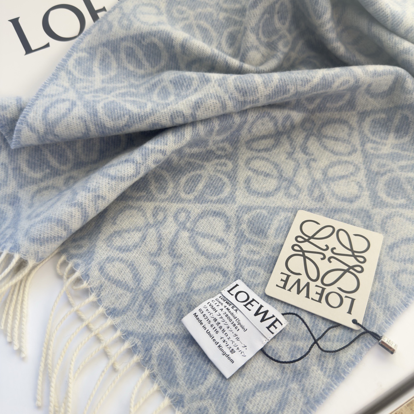 🆕高版植绒版本 · LOEWE罗意威新款最火围巾,双面羊毛和羊绒围巾,角落饰有 Anagram 簇绒刺绣Logo,点缀双 🆕高版植绒版本 · LOEWE罗意威新款最火围巾,双面羊毛和羊绒围巾,角落饰有 Anagram 簇绒刺绣Logo,点缀双