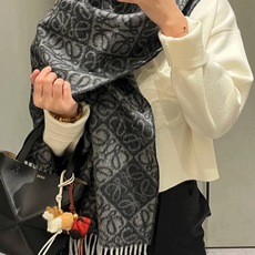🆕高版植绒版本 · LOEWE罗意威新款最火围巾,双面羊毛和羊绒围巾,角落饰有 Anagram 簇绒刺绣Logo,点缀双 🆕高版植绒版本 · LOEWE罗意威新款最火围巾,双面羊毛和羊绒围巾,角落饰有 Anagram 簇绒刺绣Logo,点缀双
