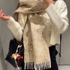 🆕高版植绒版本 · LOEWE罗意威新款最火围巾,双面羊毛和羊绒围巾,角落饰有 Anagram 簇绒刺绣Logo,点缀双 🆕高版植绒版本 · LOEWE罗意威新款最火围巾,双面羊毛和羊绒围巾,角落饰有 Anagram 簇绒刺绣Logo,点缀双
