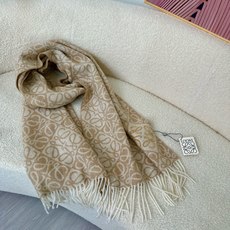 🆕高版植绒版本 · LOEWE罗意威新款最火围巾,双面羊毛和羊绒围巾,角落饰有 Anagram 簇绒刺绣Logo,点缀双 🆕高版植绒版本 · LOEWE罗意威新款最火围巾,双面羊毛和羊绒围巾,角落饰有 Anagram 簇绒刺绣Logo,点缀双