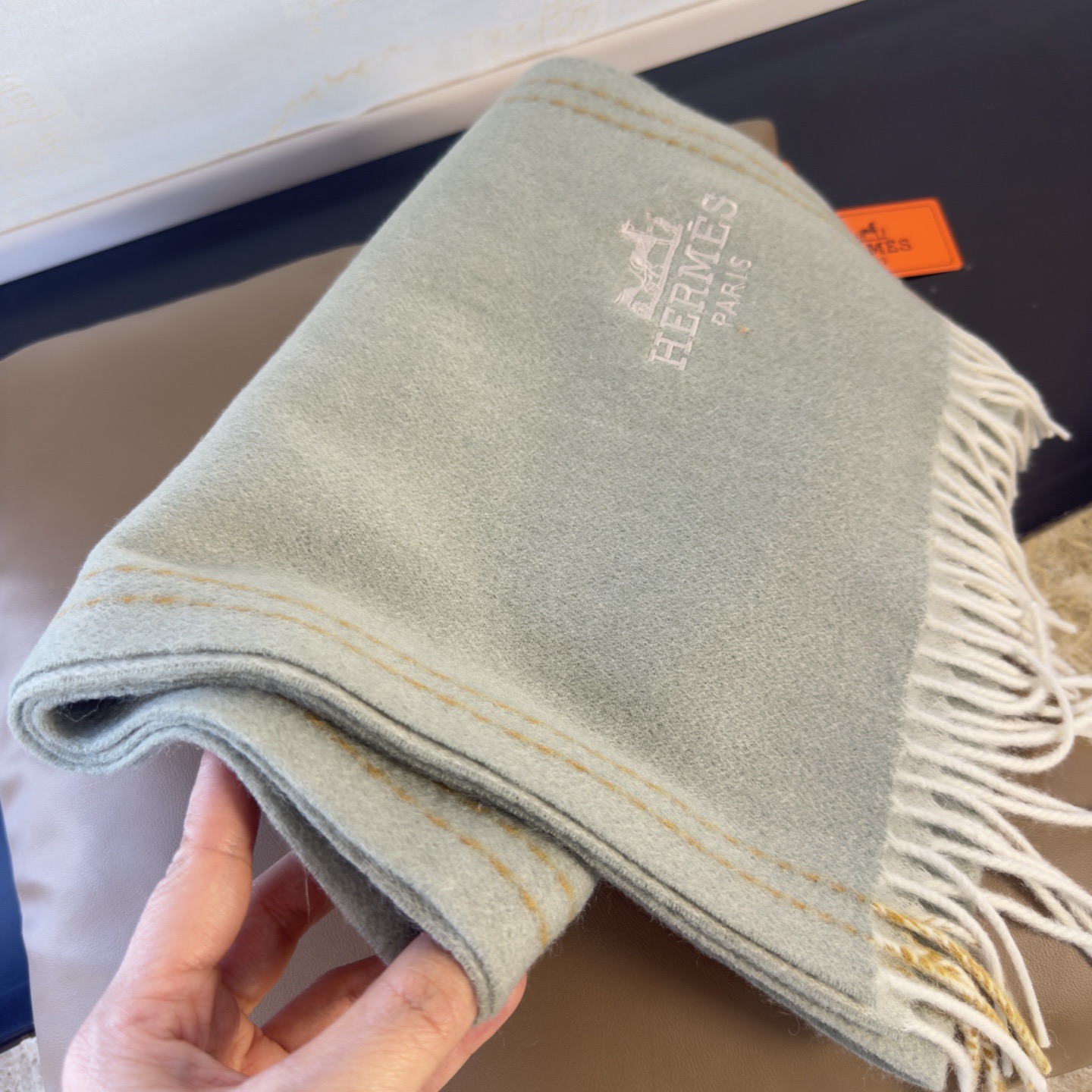 🆕 【▪Hermes · 爱马仕,大H难得一见的温柔配色,低调又不失优雅❗️】重点推荐❗️双面配色,新增今年特别流行的边 🆕 【▪Hermes · 爱马仕,大H难得一见的温柔配色,低调又不失优雅❗️】重点推荐❗️双面配色,新增今年特别流行的边