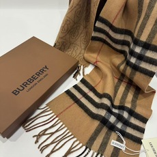 🆕Burberry · B字形盾牌❗️B家双面围巾❗好看的要疯掉了,太有型太有魅力了❗❗非常斯文时尚的秋冬单品!真的很喜 🆕Burberry · B字形盾牌❗️B家双面围巾❗好看的要疯掉了,太有型太有魅力了❗❗非常斯文时尚的秋冬单品!真的很喜