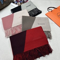 🆕Hermes · 爱马仕新款几何图形羊绒围巾,这个款真的是一眼就爱上,抽象几何形状标志,拼色几何感趣味十足,致意品牌标 🆕Hermes · 爱马仕新款几何图形羊绒围巾,这个款真的是一眼就爱上,抽象几何形状标志,拼色几何感趣味十足,致意品牌标