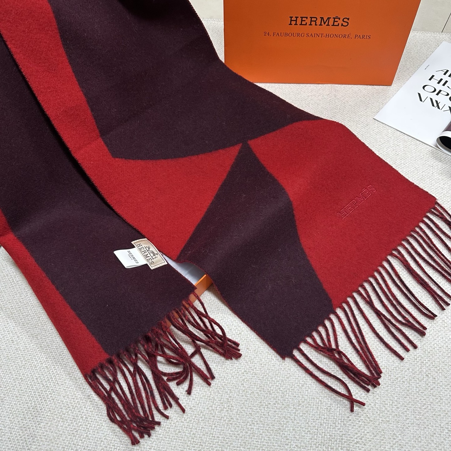 🆕Hermes · 爱马仕新款几何图形羊绒围巾，这个款真的是一眼就爱上，抽象几何形状标志，拼色几何感趣味十足，致意品牌标