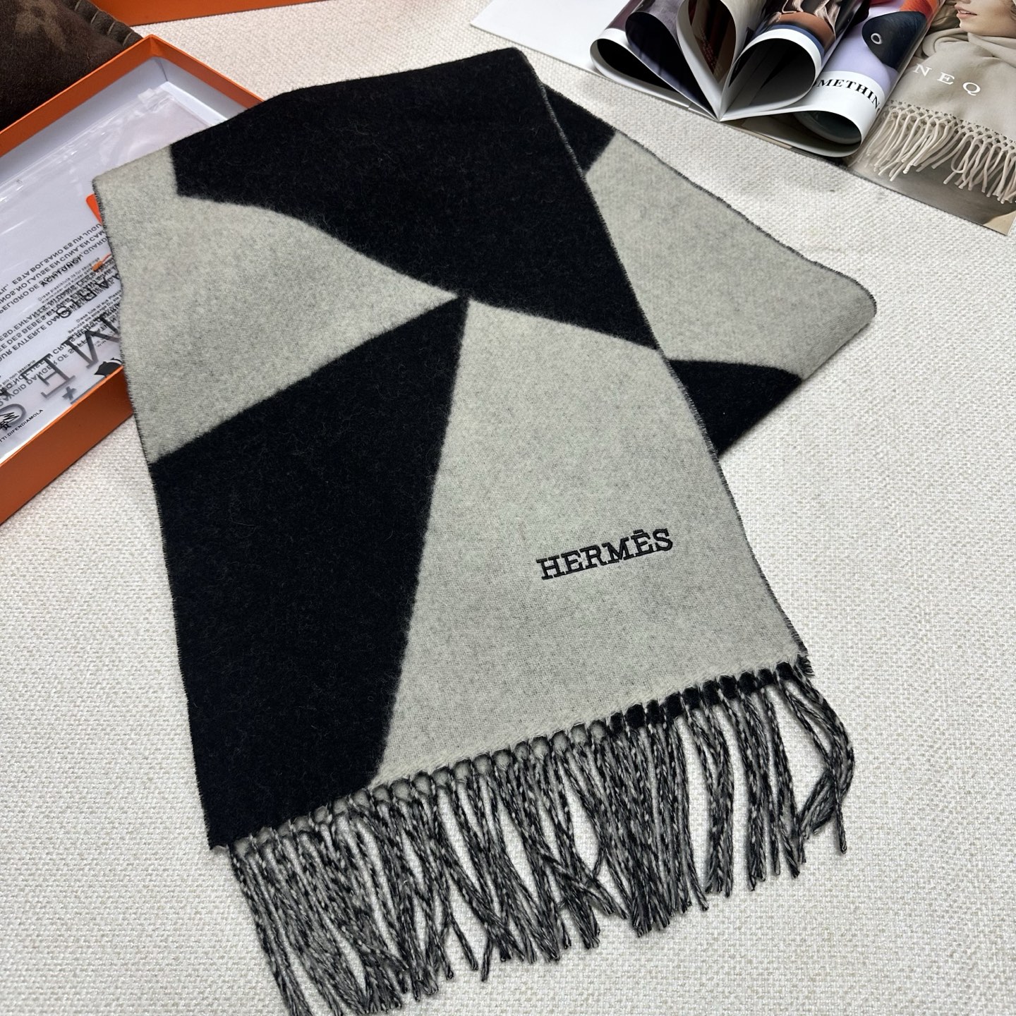 🆕Hermes · 爱马仕新款几何图形羊绒围巾，这个款真的是一眼就爱上，抽象几何形状标志，拼色几何感趣味十足，致意品牌标
