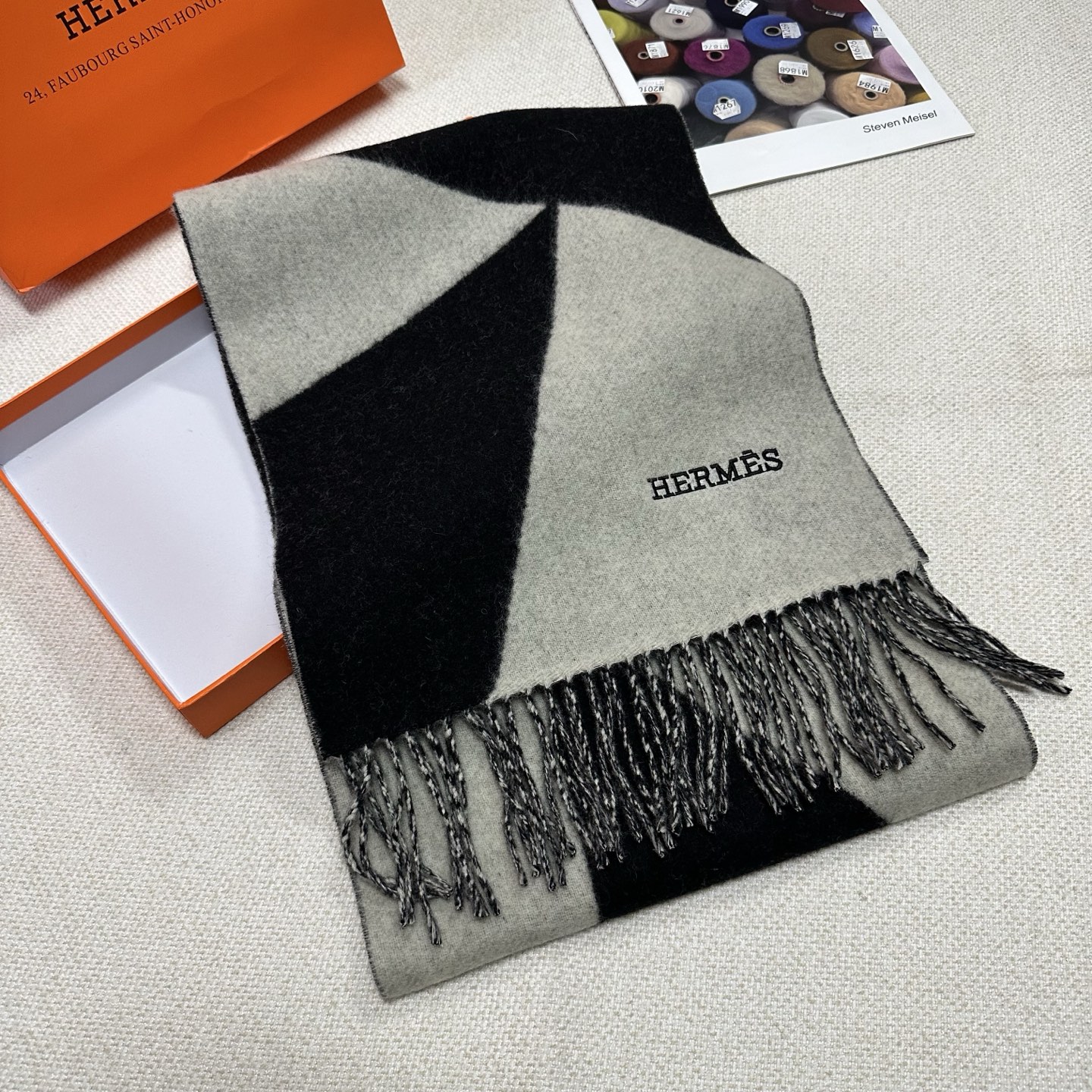 🆕Hermes · 爱马仕新款几何图形羊绒围巾，这个款真的是一眼就爱上，抽象几何形状标志，拼色几何感趣味十足，致意品牌标