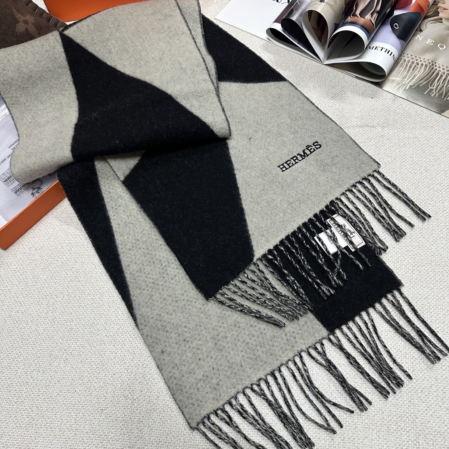 🆕Hermes · 爱马仕新款几何图形羊绒围巾，这个款真的是一眼就爱上，抽象几何形状标志，拼色几何感趣味十足，致意品牌标