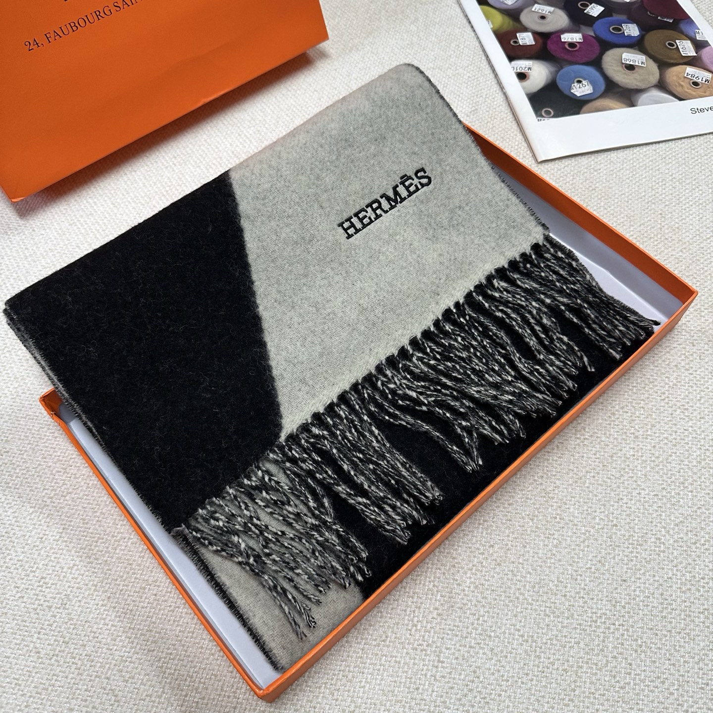🆕Hermes · 爱马仕新款几何图形羊绒围巾，这个款真的是一眼就爱上，抽象几何形状标志，拼色几何感趣味十足，致意品牌标