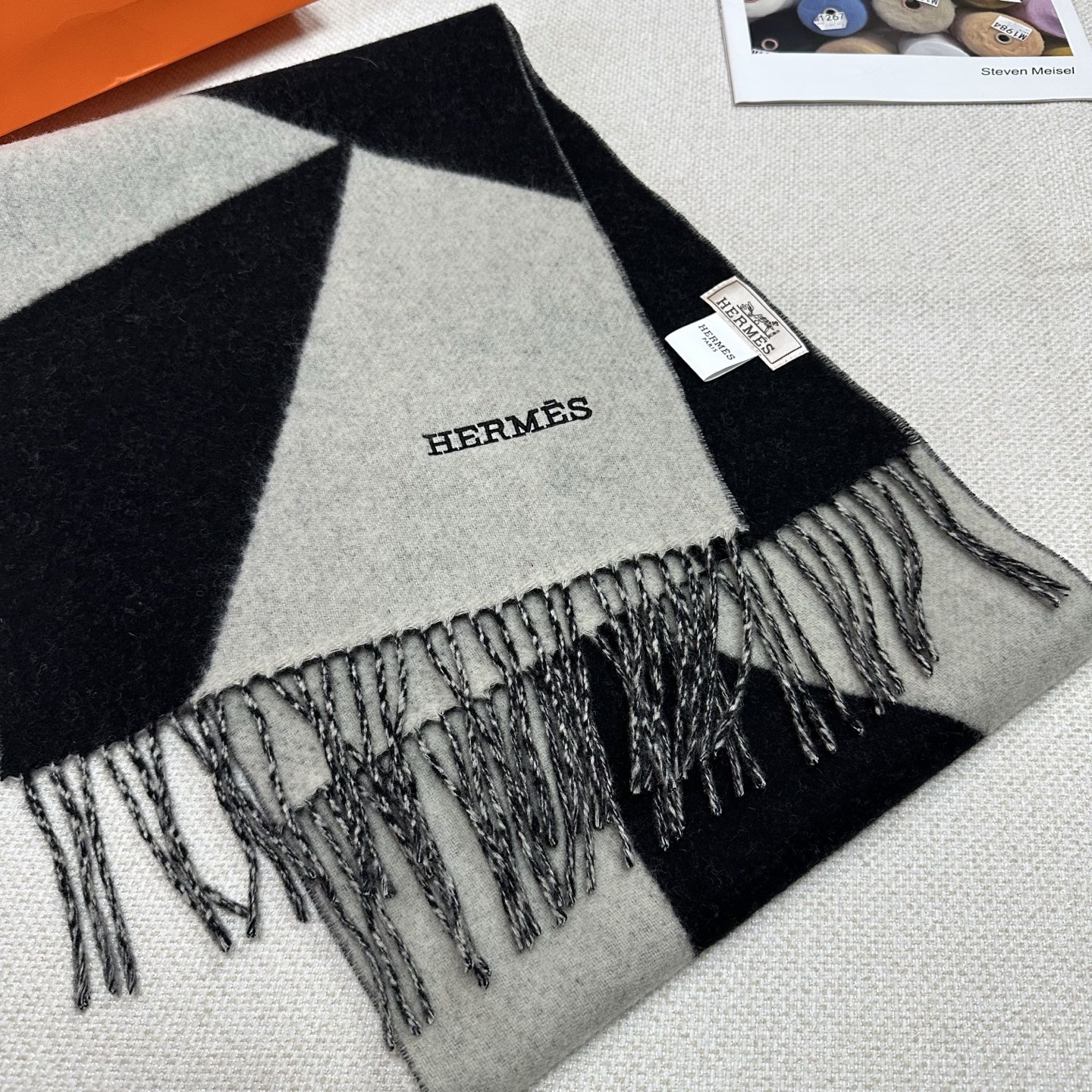 🆕Hermes · 爱马仕新款几何图形羊绒围巾，这个款真的是一眼就爱上，抽象几何形状标志，拼色几何感趣味十足，致意品牌标