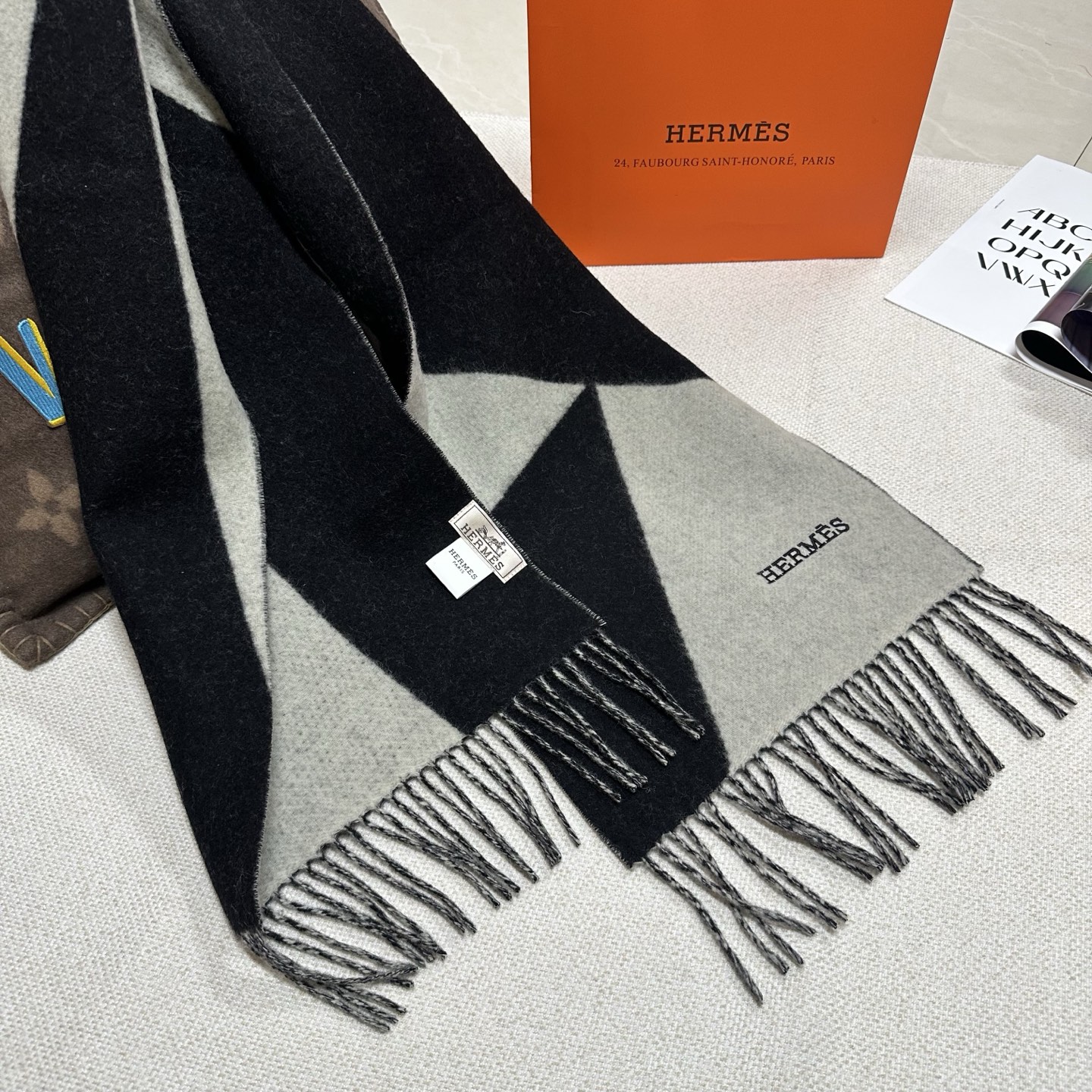 🆕Hermes · 爱马仕新款几何图形羊绒围巾，这个款真的是一眼就爱上，抽象几何形状标志，拼色几何感趣味十足，致意品牌标