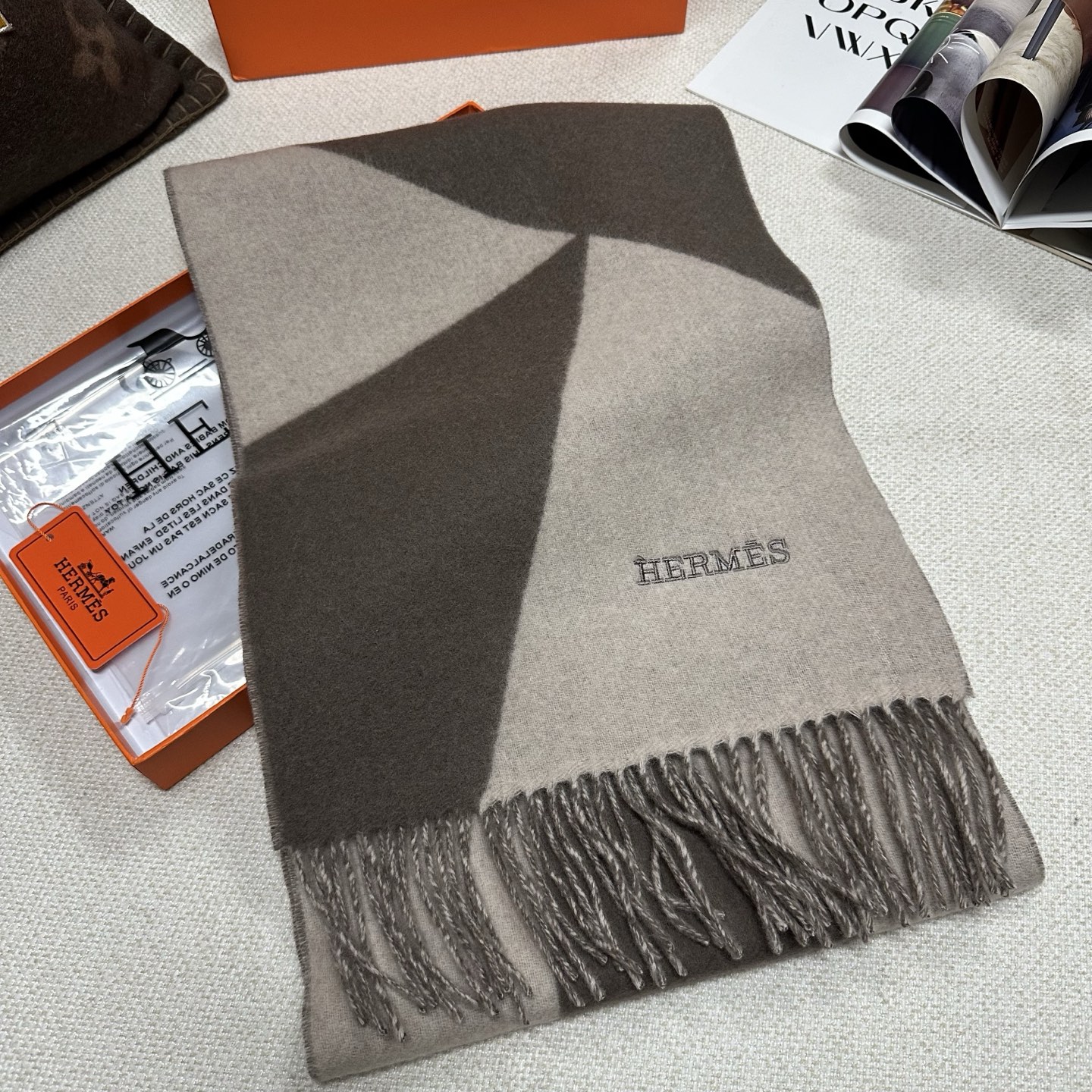 🆕Hermes · 爱马仕新款几何图形羊绒围巾，这个款真的是一眼就爱上，抽象几何形状标志，拼色几何感趣味十足，致意品牌标