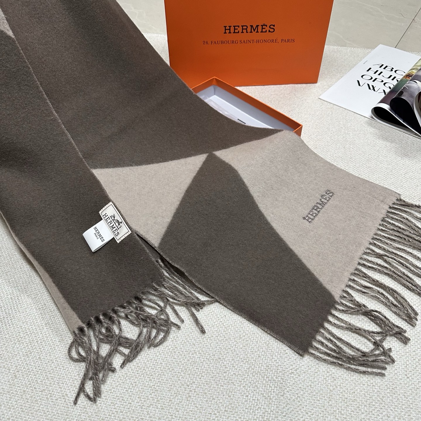 🆕Hermes · 爱马仕新款几何图形羊绒围巾，这个款真的是一眼就爱上，抽象几何形状标志，拼色几何感趣味十足，致意品牌标