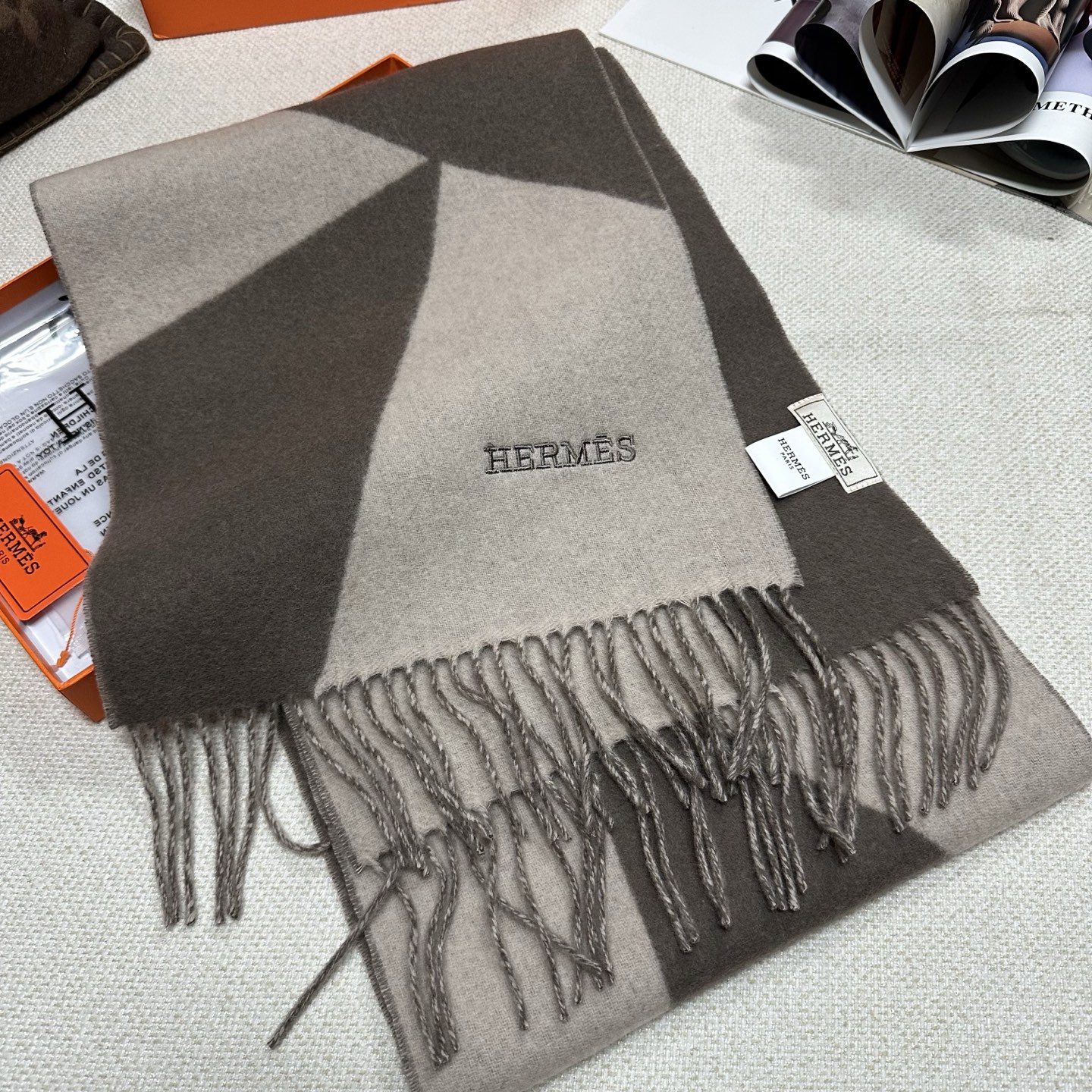 🆕Hermes · 爱马仕新款几何图形羊绒围巾，这个款真的是一眼就爱上，抽象几何形状标志，拼色几何感趣味十足，致意品牌标