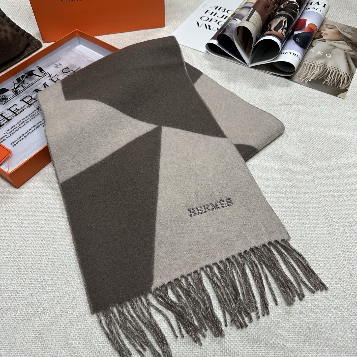 🆕Hermes · 爱马仕新款几何图形羊绒围巾，这个款真的是一眼就爱上，抽象几何形状标志，拼色几何感趣味十足，致意品牌标