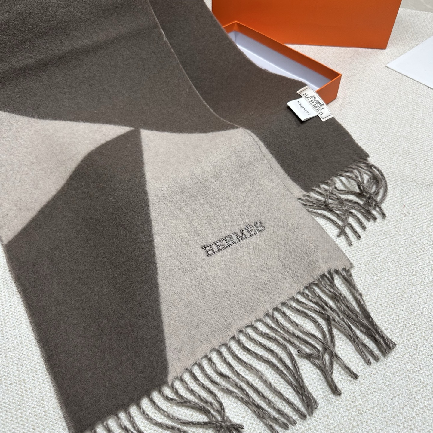 🆕Hermes · 爱马仕新款几何图形羊绒围巾，这个款真的是一眼就爱上，抽象几何形状标志，拼色几何感趣味十足，致意品牌标