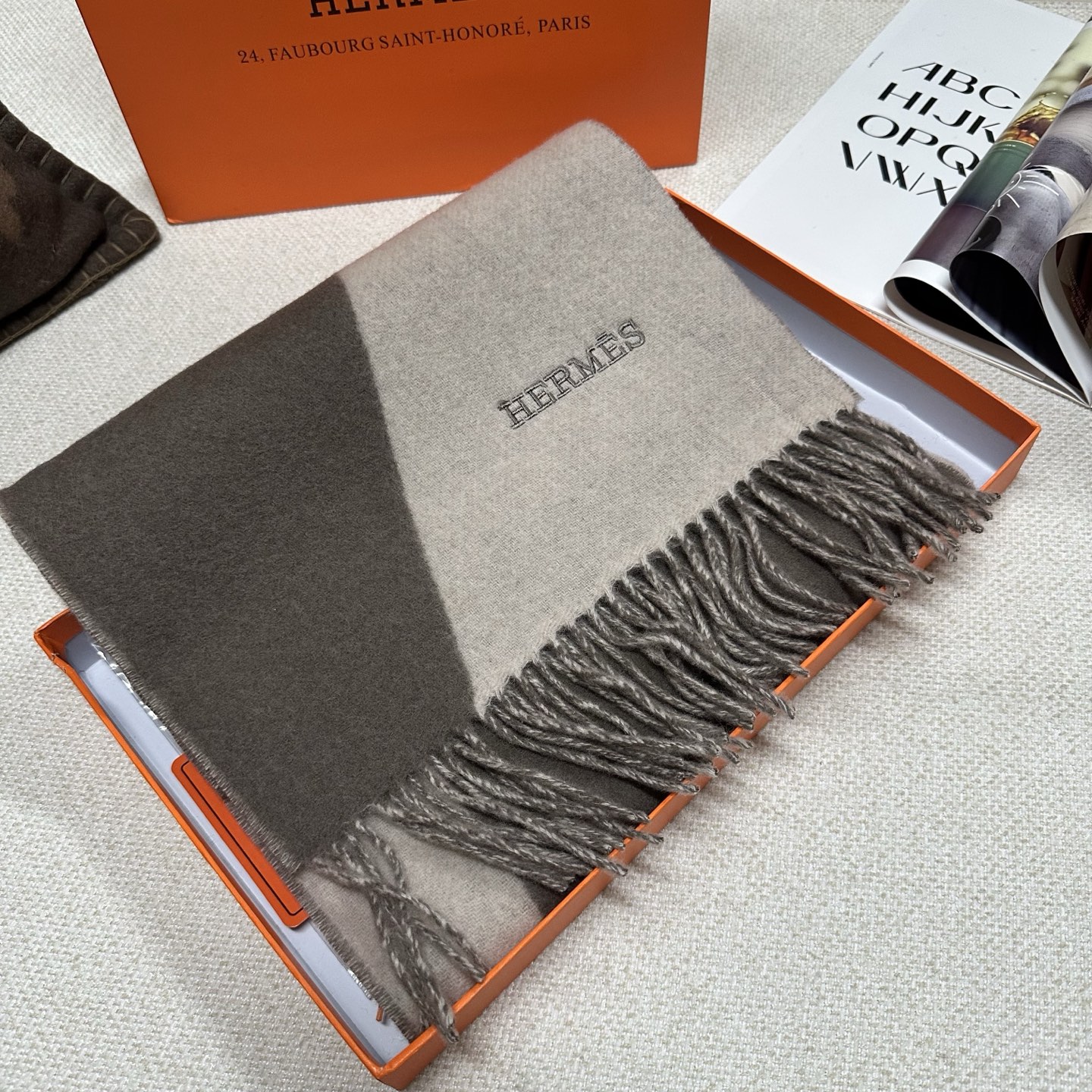🆕Hermes · 爱马仕新款几何图形羊绒围巾，这个款真的是一眼就爱上，抽象几何形状标志，拼色几何感趣味十足，致意品牌标