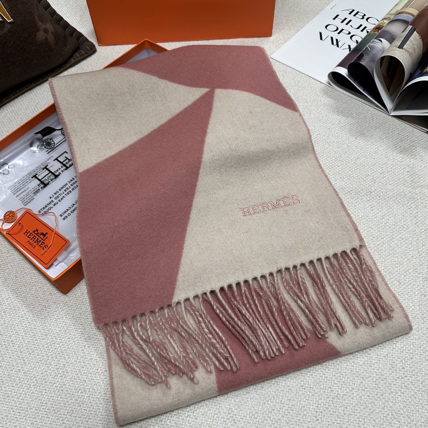 🆕Hermes · 爱马仕新款几何图形羊绒围巾，这个款真的是一眼就爱上，抽象几何形状标志，拼色几何感趣味十足，致意品牌标