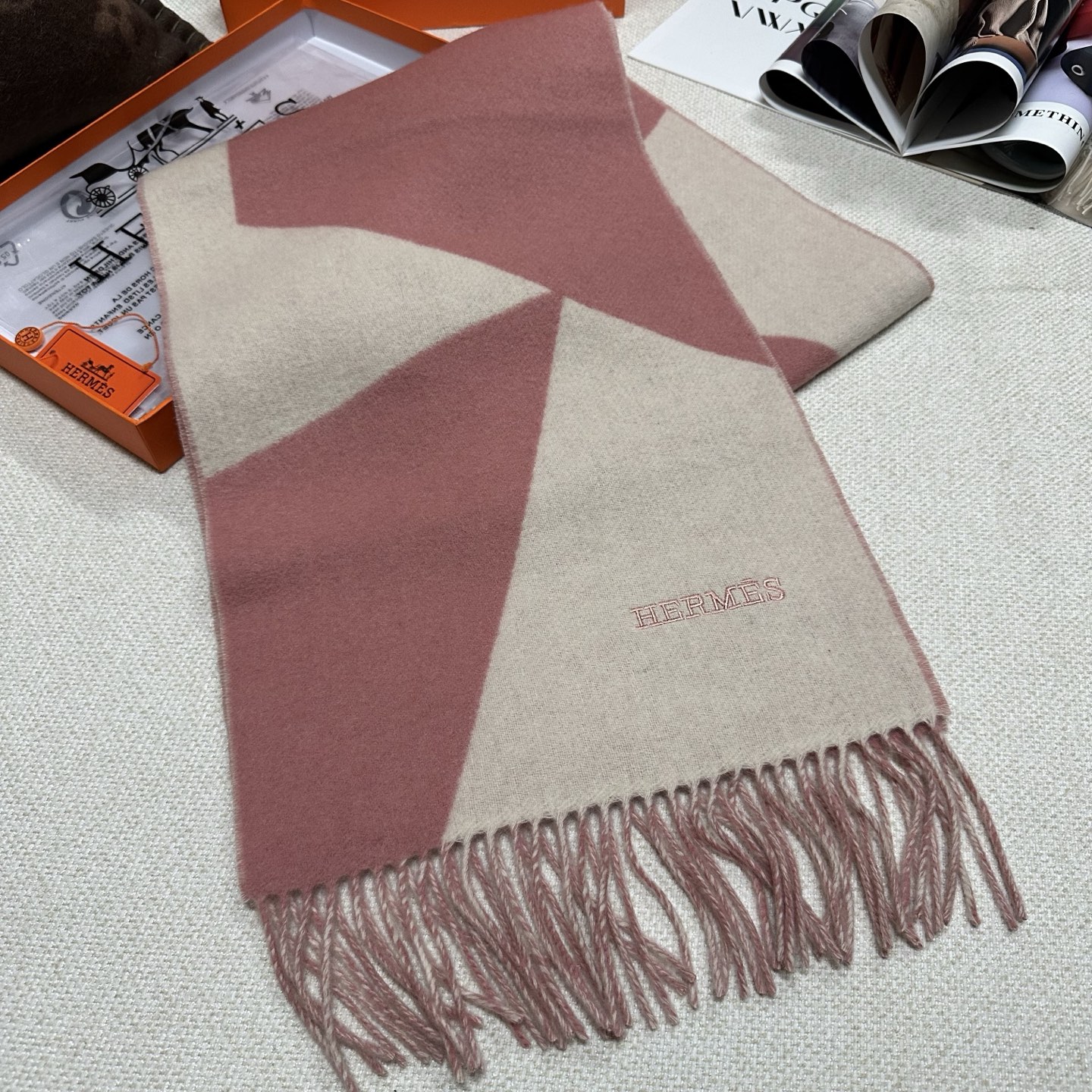 🆕Hermes · 爱马仕新款几何图形羊绒围巾，这个款真的是一眼就爱上，抽象几何形状标志，拼色几何感趣味十足，致意品牌标