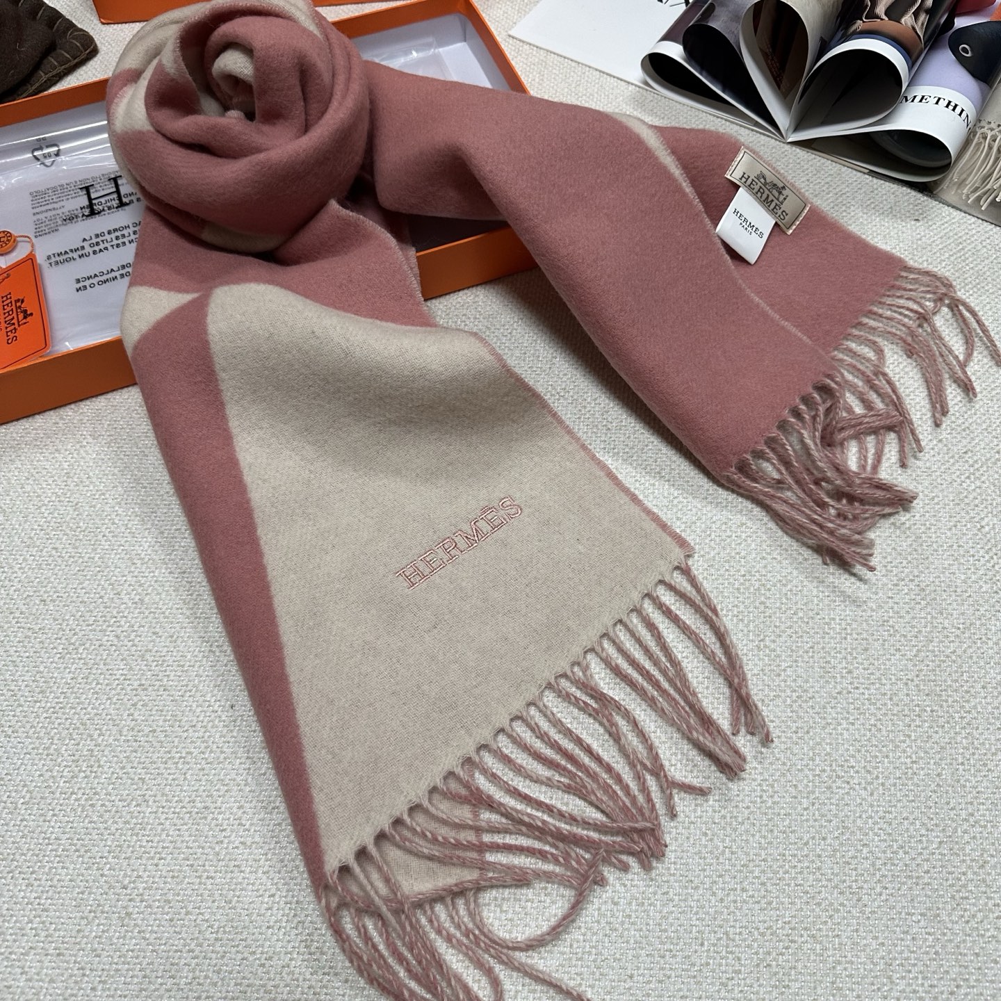 🆕Hermes · 爱马仕新款几何图形羊绒围巾，这个款真的是一眼就爱上，抽象几何形状标志，拼色几何感趣味十足，致意品牌标