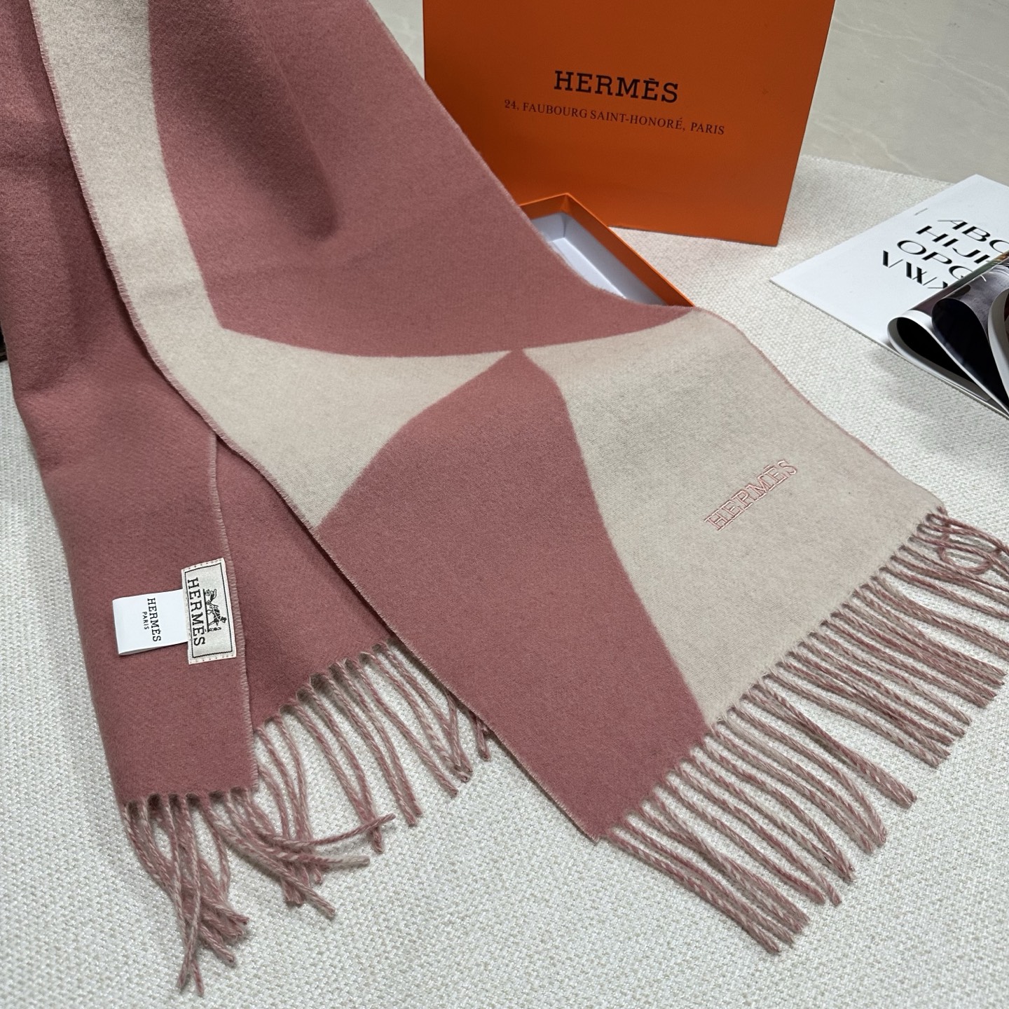 🆕Hermes · 爱马仕新款几何图形羊绒围巾，这个款真的是一眼就爱上，抽象几何形状标志，拼色几何感趣味十足，致意品牌标