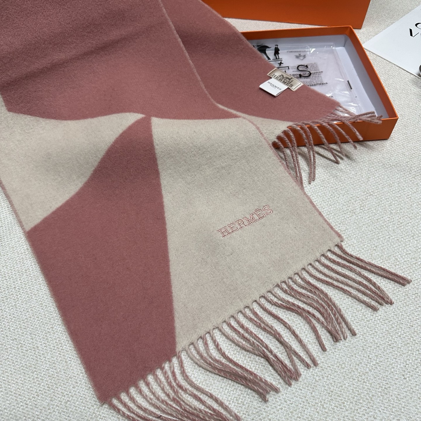 🆕Hermes · 爱马仕新款几何图形羊绒围巾，这个款真的是一眼就爱上，抽象几何形状标志，拼色几何感趣味十足，致意品牌标