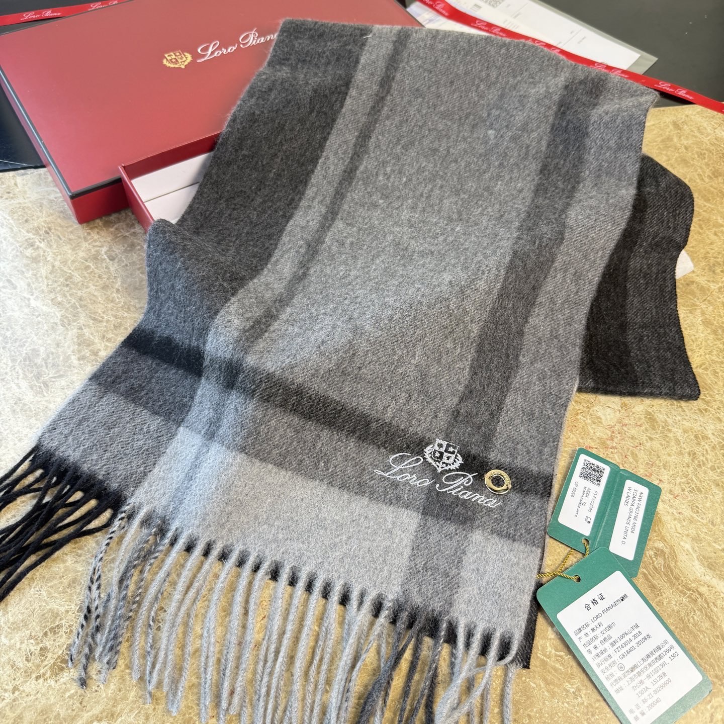 🆕Loro Piana · 诺悠翩雅秋冬新品❗️【极品山羊绒水波纹格纹围巾】送人自留都太高大上了😍重磅上新，爆款爆款，渠