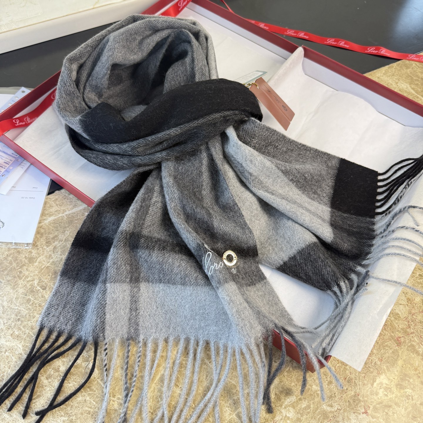🆕Loro Piana · 诺悠翩雅秋冬新品❗️【极品山羊绒水波纹格纹围巾】送人自留都太高大上了😍重磅上新，爆款爆款，渠