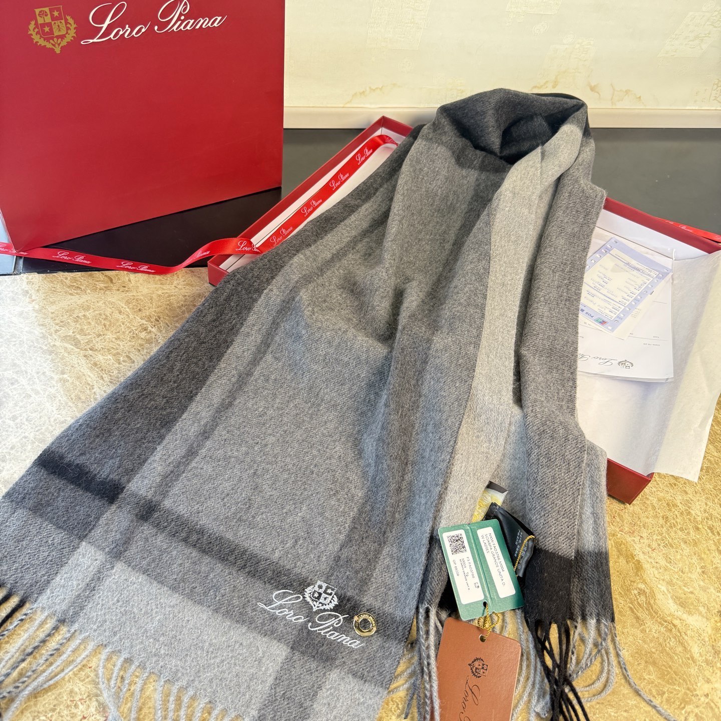 🆕Loro Piana · 诺悠翩雅秋冬新品❗️【极品山羊绒水波纹格纹围巾】送人自留都太高大上了😍重磅上新，爆款爆款，渠