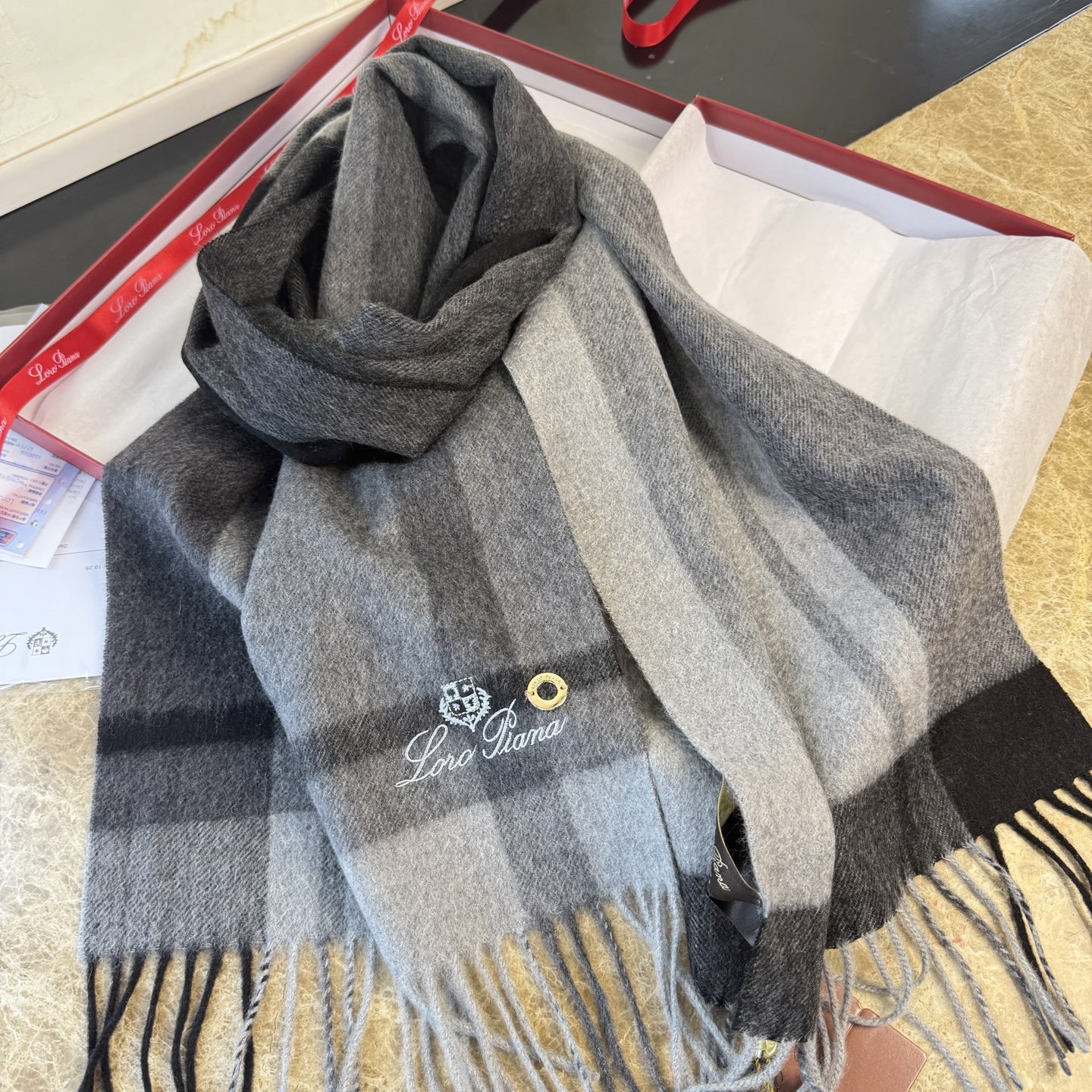 🆕Loro Piana · 诺悠翩雅秋冬新品❗️【极品山羊绒水波纹格纹围巾】送人自留都太高大上了😍重磅上新，爆款爆款，渠