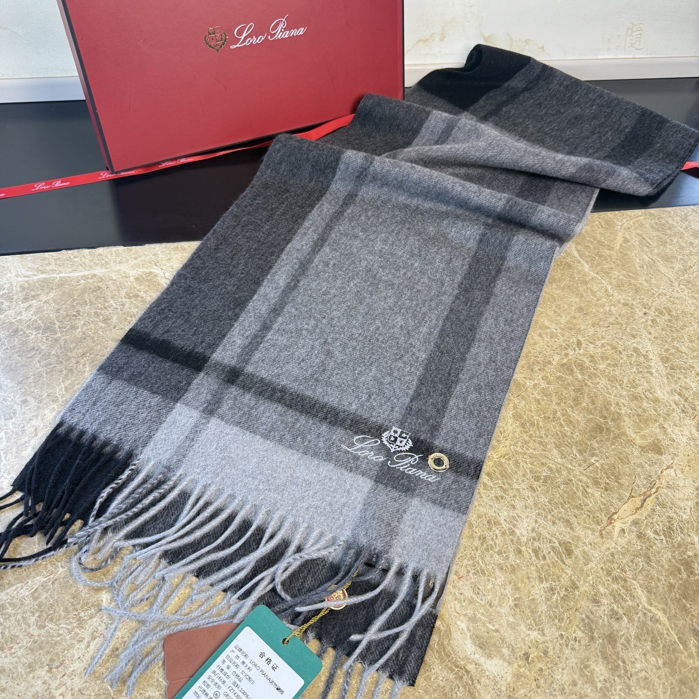 🆕Loro Piana · 诺悠翩雅秋冬新品❗️【极品山羊绒水波纹格纹围巾】送人自留都太高大上了😍重磅上新，爆款爆款，渠