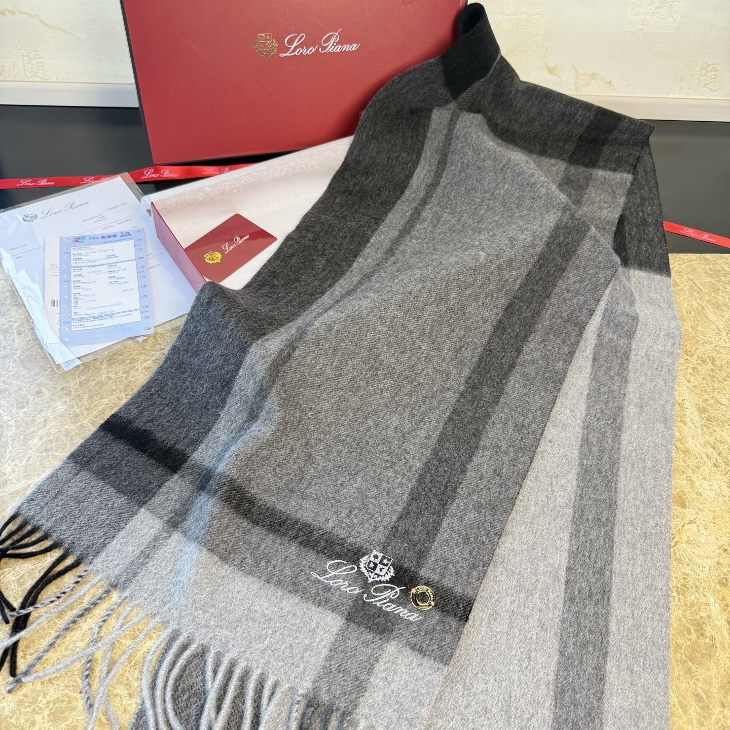 🆕Loro Piana · 诺悠翩雅秋冬新品❗️【极品山羊绒水波纹格纹围巾】送人自留都太高大上了😍重磅上新，爆款爆款，渠
