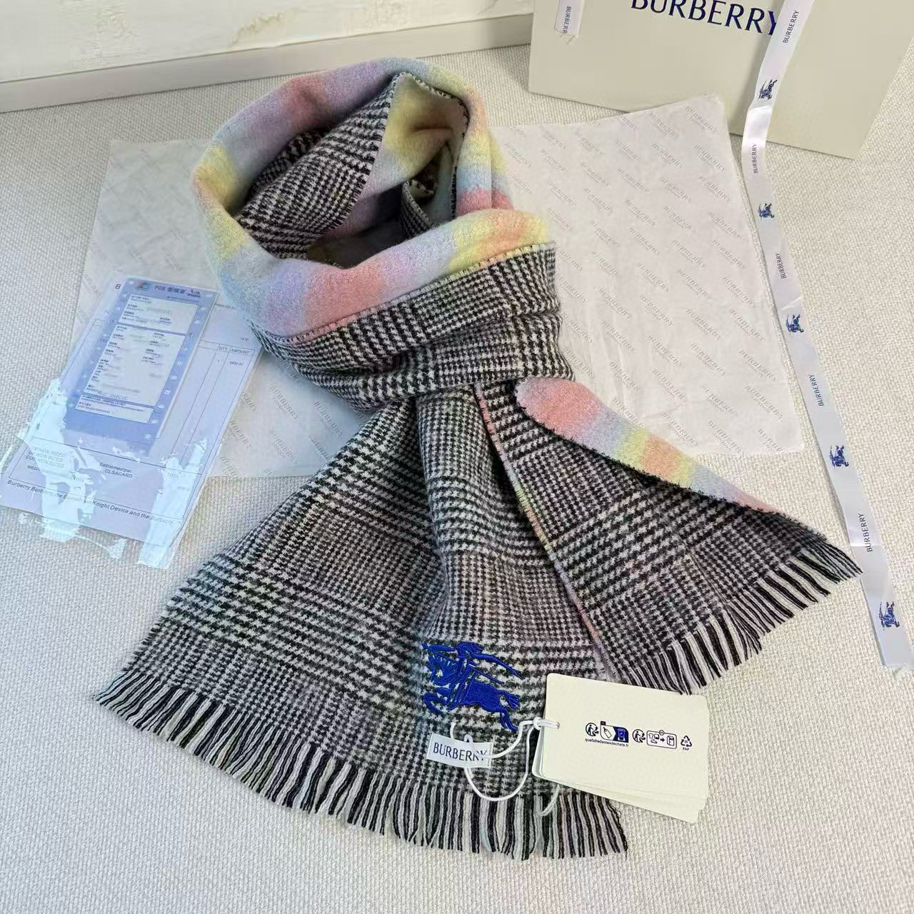 🆕 【▪Burberry · 巴宝莉双面格纹彩虹围巾❗️难得一见的温柔配色，低调又不失优雅❗】重点推荐❗ 一面条纹格子，