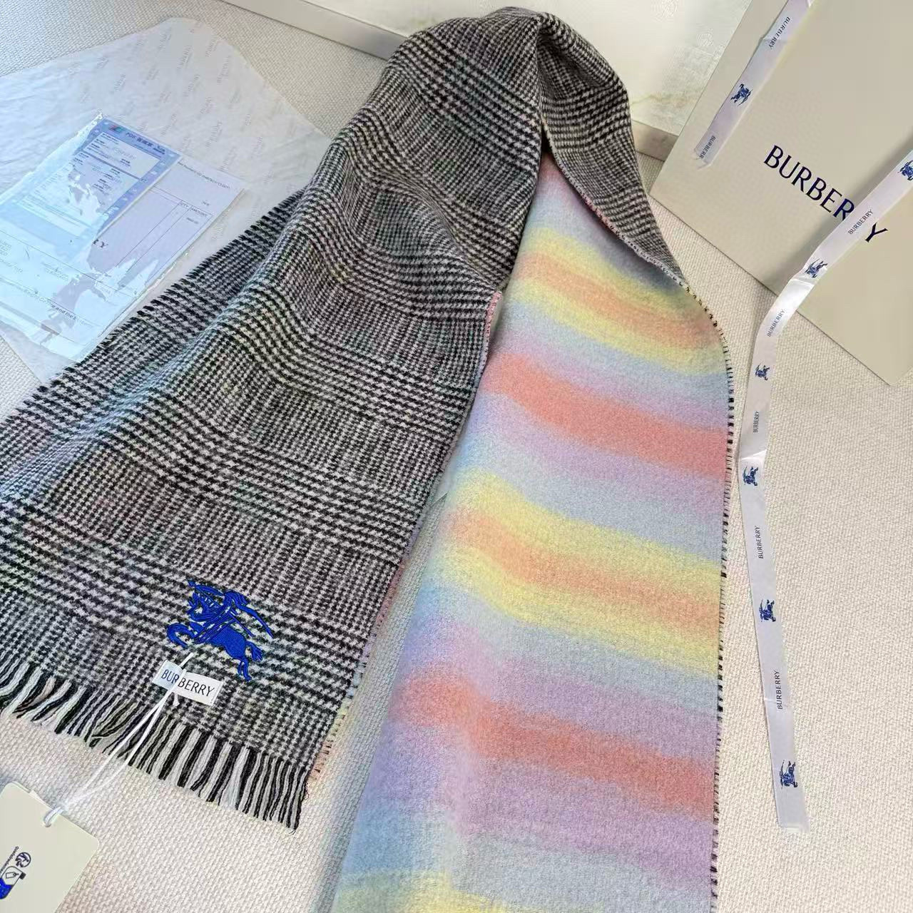 🆕 【▪Burberry · 巴宝莉双面格纹彩虹围巾❗️难得一见的温柔配色，低调又不失优雅❗】重点推荐❗ 一面条纹格子，