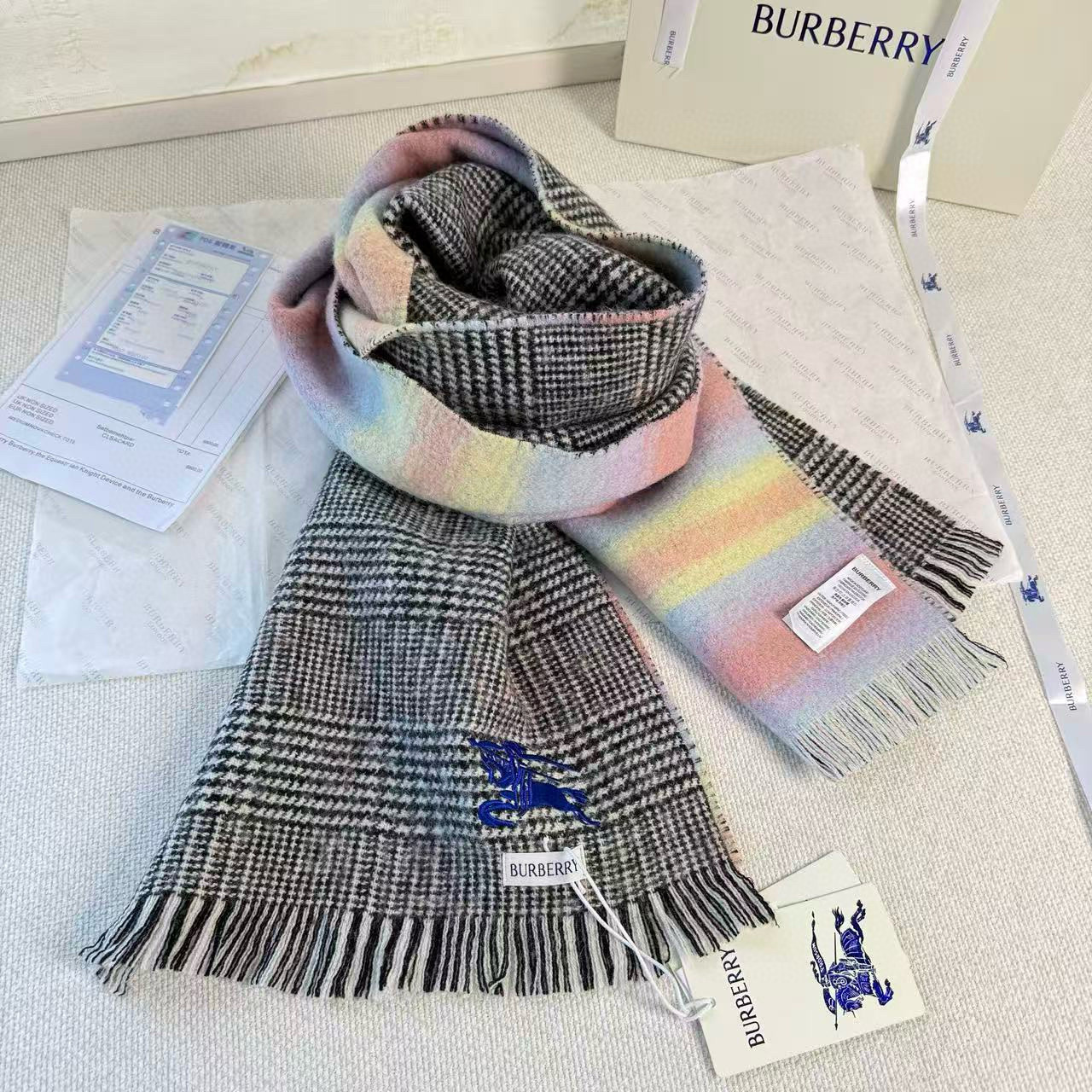 🆕 【▪Burberry · 巴宝莉双面格纹彩虹围巾❗️难得一见的温柔配色，低调又不失优雅❗】重点推荐❗ 一面条纹格子，
