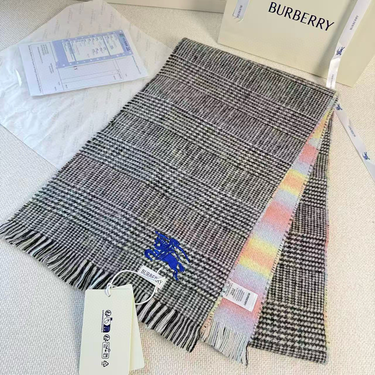 🆕 【▪Burberry · 巴宝莉双面格纹彩虹围巾❗️难得一见的温柔配色，低调又不失优雅❗】重点推荐❗ 一面条纹格子，