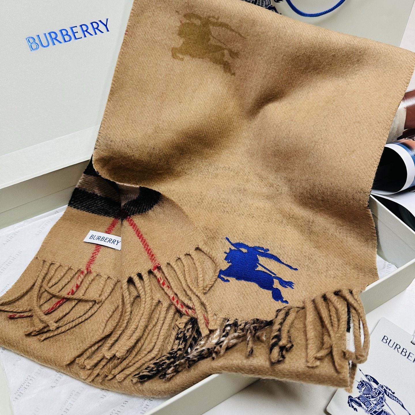 🆕Burberry最新款双面两用马术骑士徽标拼格纹羊绒围巾,这款含金量很高,双面刺绣工艺,印花工艺加提花工艺,大密度双面 🆕Burberry最新款双面两用马术骑士徽标拼格纹羊绒围巾,这款含金量很高,双面刺绣工艺,印花工艺加提花工艺,大密度双面