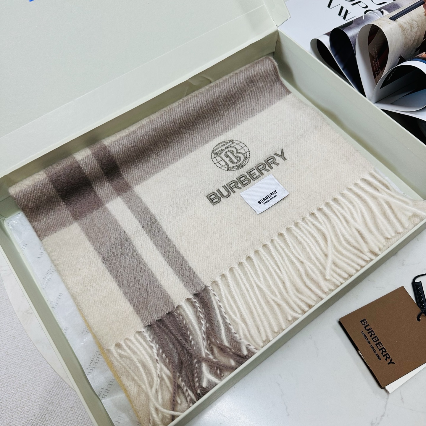🆕Burberry · 巴宝莉新款重磅水波纹羊绒围巾‼️今年我们的男款真的是高端Level,重磅极品‼️妥妥的家属福利👍 🆕Burberry · 巴宝莉新款重磅水波纹羊绒围巾‼️今年我们的男款真的是高端Level,重磅极品‼️妥妥的家属福利👍