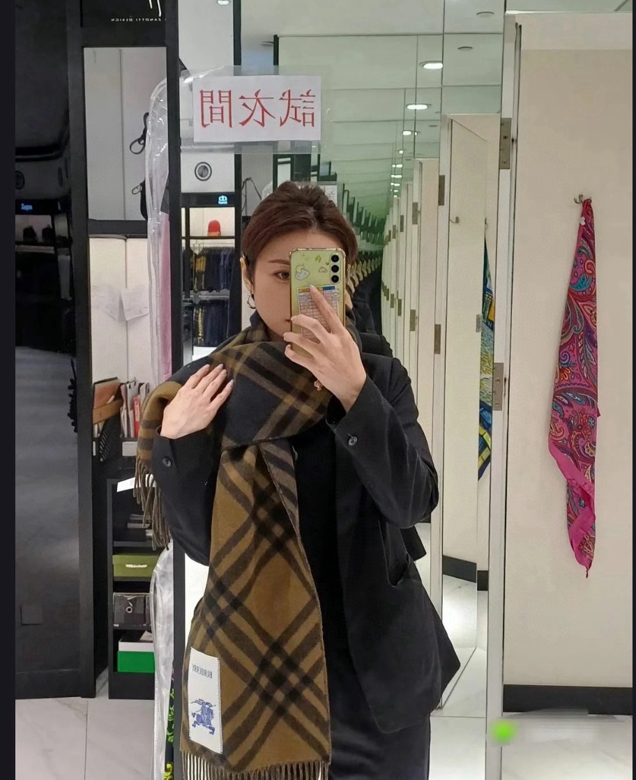 🆕Burberry新款苏格兰格纹羊绒围巾,继全智贤带火的格纹款围巾之后,Bur又一款力作上市,Burberry新款流苏格 🆕Burberry新款苏格兰格纹羊绒围巾,继全智贤带火的格纹款围巾之后,Bur又一款力作上市,Burberry新款流苏格